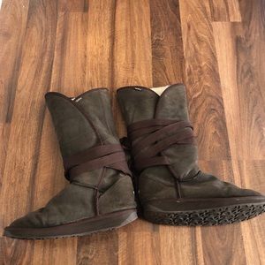 EMU boots